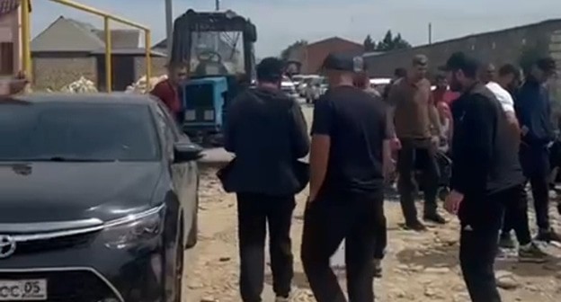 В селе Уллу-Теркеме Дербентского района рабочие, которые занимались строительством газопровода, вышли на акцию протеста. Скриншот видео от 22.05.2024 г. телеграм канал "Голос Дагестана" В селе Уллу-Теркеме Дербентского района рабочие, которые занимались строительством газопровода, вышли на акцию протеста. Скриншот видео от 22.05.2024 г. телеграм канал "Голос Дагестана"