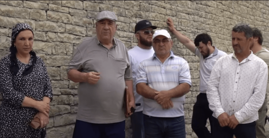 Выходцы из села Ахатлы обратились к правительству Дагестана. Стоп-кадр видео из Telegram-канала "Черновик" от 12.06.24, https://t.me/chernovik/72714 Выходцы из села Ахатлы обратились к правительству Дагестана. Стоп-кадр видео из Telegram-канала "Черновик" от 12.06.24, https://t.me/chernovik/72714