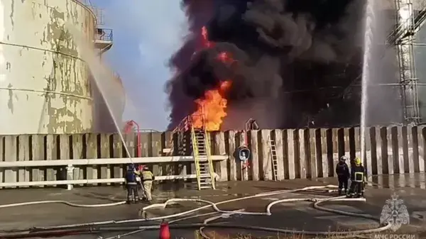 Пожар на нефтебазе Азова. 19 июня 2024 года. Фото: ГУ МЧС по Ростовской области