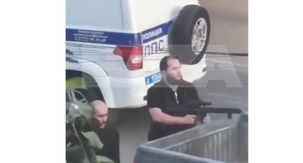Перестрелка в Махачкале. 23 июня 2024 г. Скриншот видео Телеграм-канала Baza Перестрелка в Махачкале. 23 июня 2024 г. Скриншот видео Телеграм-канала Baza