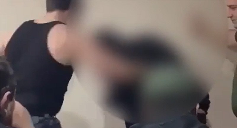 Силовик избивает задержанного. Кадр из видео https://t.me/nujnaiagazeta/10628 Силовик избивает задержанного. Кадр из видео https://t.me/nujnaiagazeta/10628