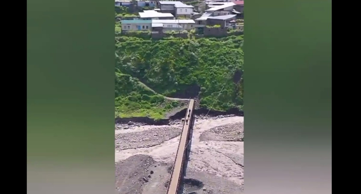 Пешеходный мост в селе Фий. Кадр видео из телеграм-канала регионального отделения Народного фронта в Республике Дагестан https://t.me/onfdagestan/1644 Пешеходный мост в селе Фий. Кадр видео из телеграм-канала регионального отделения Народного фронта в Республике Дагестан https://t.me/onfdagestan/1644
