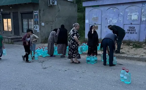 Раздача бутилированной воды населению города Буйнакск. Июнь 2024 г. Фото: gorodbuynaksk / Telegram канал Раздача бутилированной воды населению города Буйнакск. Июнь 2024 г. Фото: gorodbuynaksk / Telegram канал