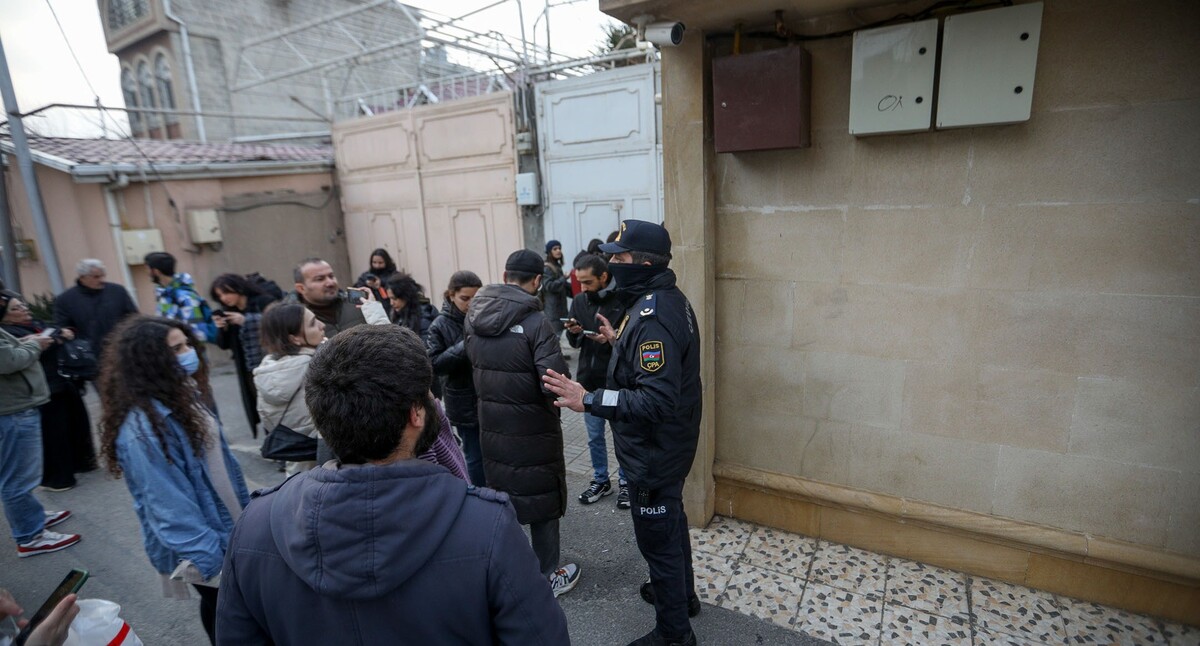 Журналисты и активисты у офиса Toplum TV  после обыска. Баку, март 2024 г. Фото Азиза Каримова для "Кавказского узла"
