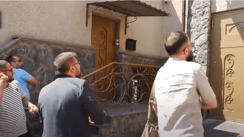 Участники акции протеста в Ереване. 21 августа 2024 г. Скриншот видео https://www.panorama.am/ru/news/2024/08/21/Забросали-яйцами-Беларусь/3043075 Участники акции протеста в Ереване. 21 августа 2024 г. Скриншот видео https://www.panorama.am/ru/news/2024/08/21/Забросали-яйцами-Беларусь/3043075