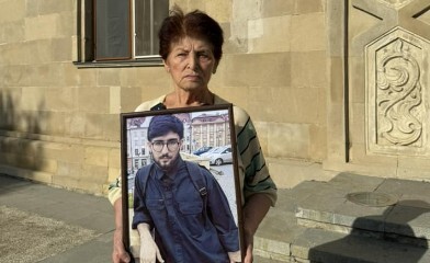Бабушка арестованного в Азербайджане Бахруза Самедова проводит пикет у офиса омбудсмена в Баку. 28 августа 2024 года. Скриншот со страницы журналистки Шахлы Керим в Facebook (деятельность компании Meta, владеющей Facebook, запрещена в России) Бабушка арестованного в Азербайджане Бахруза Самедова проводит пикет у офиса омбудсмена в Баку. 28 августа 2024 года. Скриншот со страницы журналистки Шахлы Керим в Facebook (деятельность компании Meta, владеющей Facebook, запрещена в России)