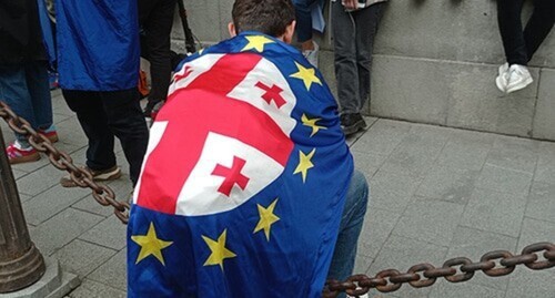 Участник акции протеста в Тбилиси. Май 2024 г. Фото Инны Кукуджановой для "Кавказского узла"
