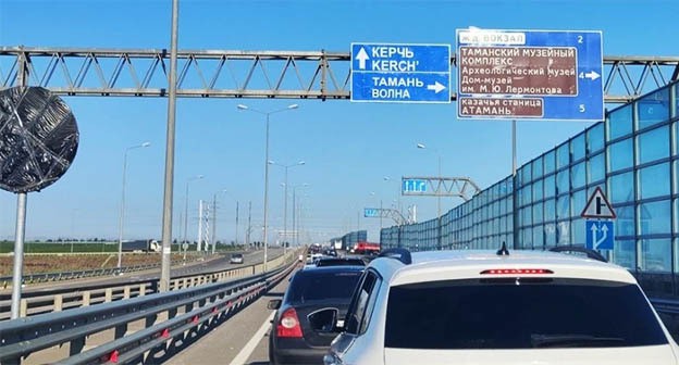 Очередь из машин на Крымском мосту. Фото: Телеграм канал "Крымский мост"
