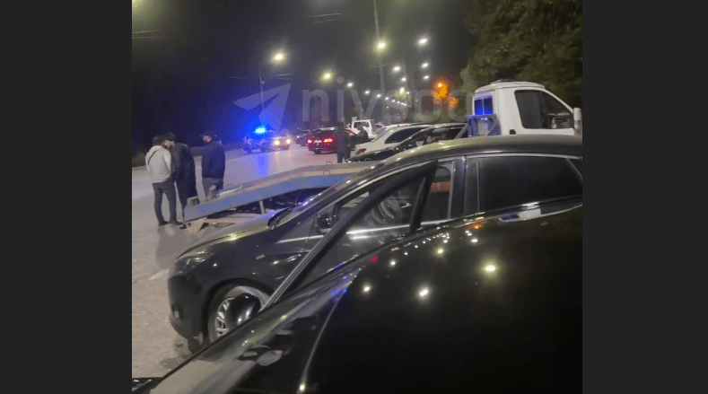 Скопление машин с проблесковыми маячками в Гудермесе. Стоп-кадр видео от 05.10.24, 