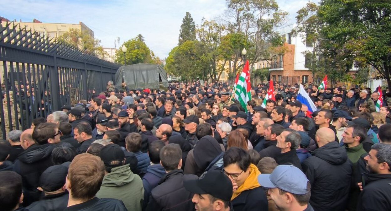 Протестующие у здания парламента Абхазии. Скриншот фото из Telegram-канала "Аиашара" https://t.me/aiashara/7609
