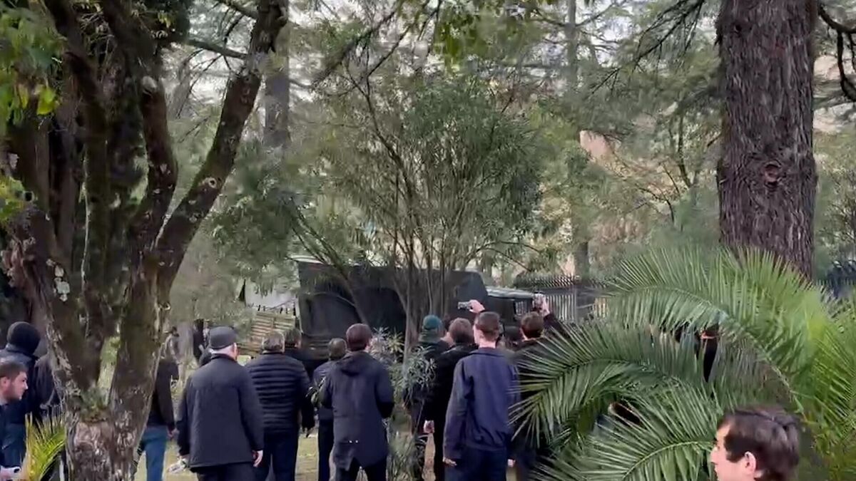 Протесты в Сухуме. 15 ноября 2024 г. Скриншот видео https://ria.ru/20241115/abkhaziya-1983952830.html?in=t