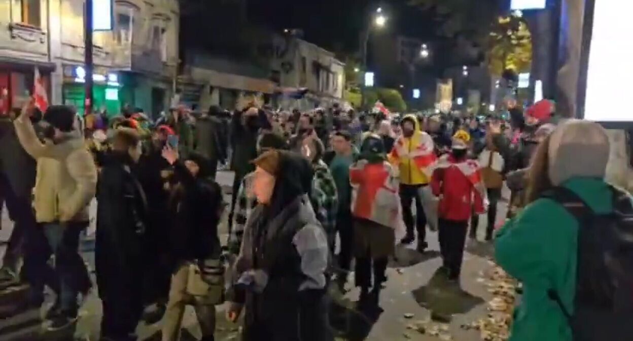 Участники акции в Тбилиси. 19 ноября 2024 г. Скриншот видео https://ria.ru/20241120/gruziya-1984738273.html