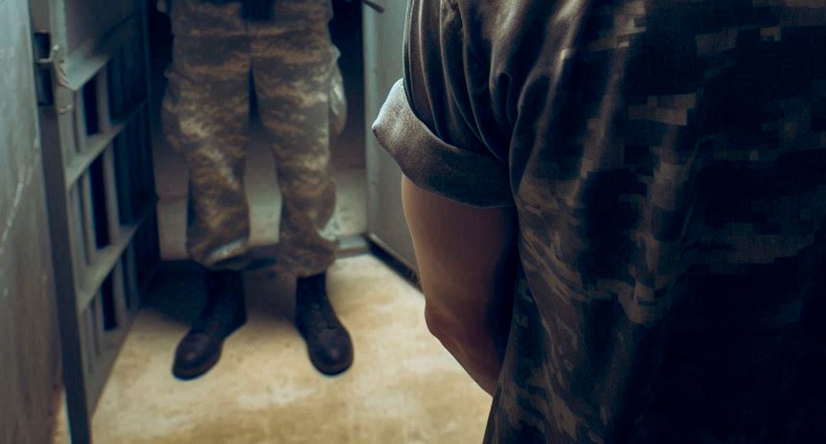 Военный в колонии. Иллюстрация создана «Кавказским узлом» с помощью ИИ в программе Photoshop
