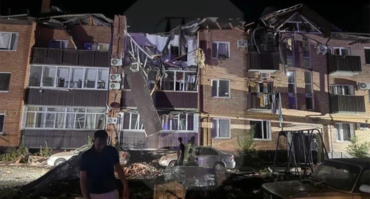 Разрушенный дом в Приморско-Ахтарске. 5 июля 2024 года. Фото Телеграм-канала "Осторожно, новости" / T.me