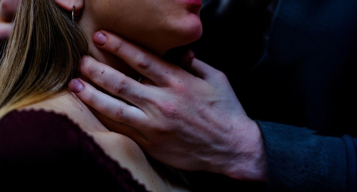 Момент совершения преступления. Иллюстрация создана «Кавказским узлом» с помощью ИИ в программе Photoshop
