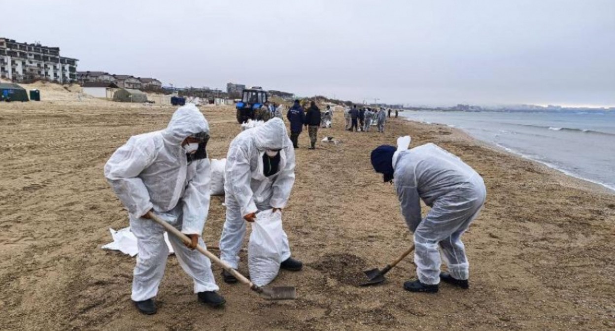 Очистка пляжа от мазута. Фото: Оперштаб Краснодара
