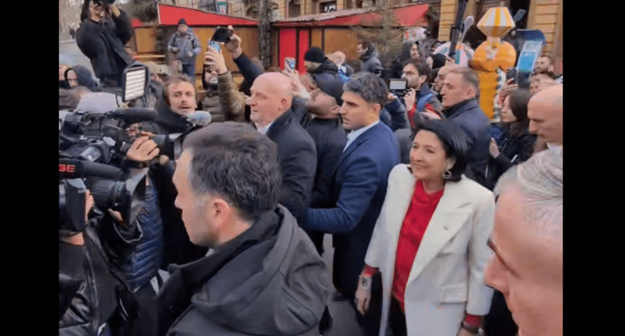 Саломе Зурабишвили покинула президентский дворец. Стоп-кадр видео Paper Kartuli от 29.12.24, https://t.me/paperkartuli/18602

