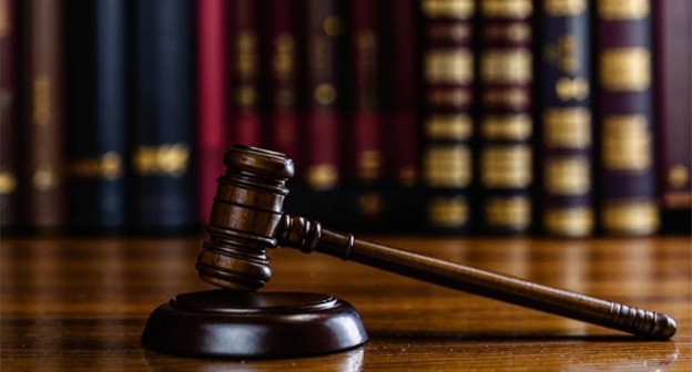 Судейский молоток. Иллюстрация "Кавказского узла", созданная при помощи программы Copilot