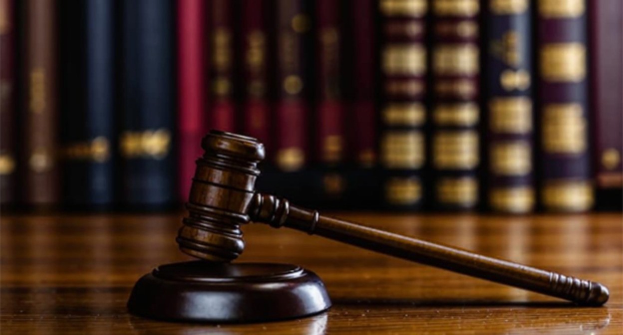 Судейский молоток. Иллюстрация "Кавказского узла", созданная при помощи программы Copilot