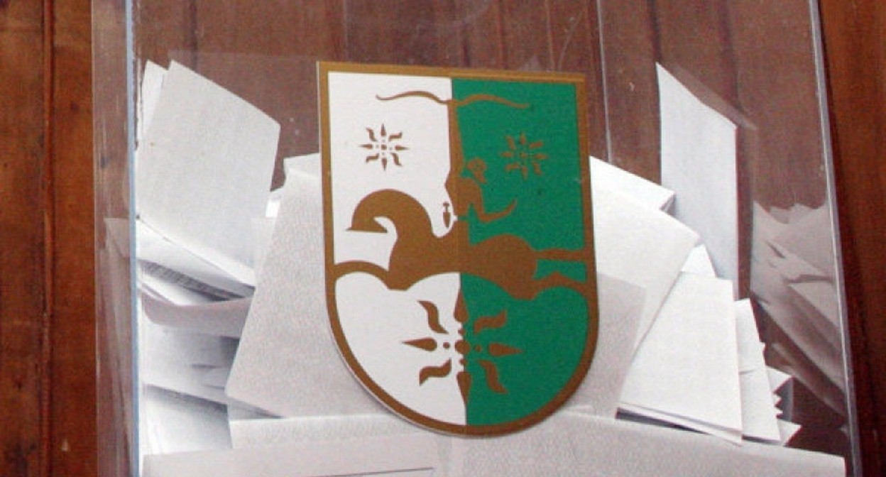 Урна для голосования. Фото: http://abkhazinform.com/item/9214-na-prezidentskie-vybory-v-abkhazii-ozhidaetsya-priezd-bolee-50-mezhdunarodnykh-nablyudatelej