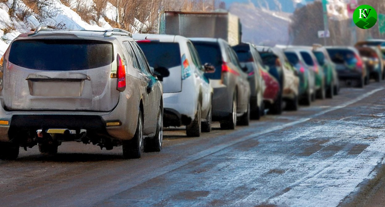 Машины в очереди. Иллюстрация создана «Кавказским узлом» с помощью ИИ в программе Photoshop