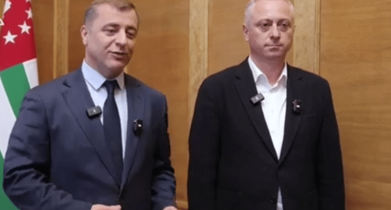 Адгур Ардзинба (слева) и Бадра Гунба. Стоп-кадр видео "Апсныпресс" от 21.02.25, https://t.me/apsnypress/17266

