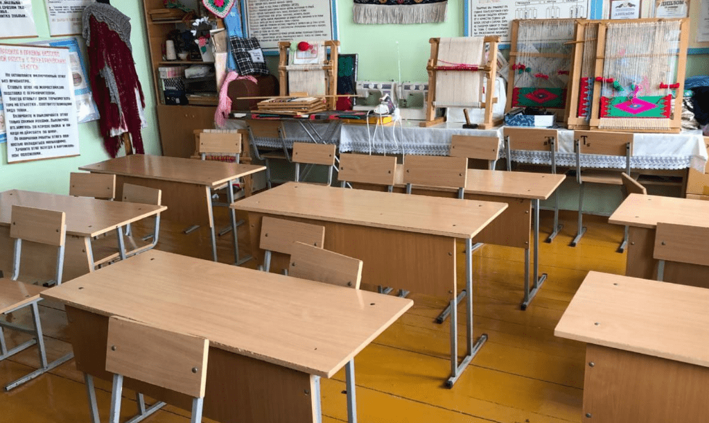 Пустые парты в одном из классов школы села Хубар. Скриншот фото "Молодежка" от 14.10.24, https://t.me/molodejka05/32488?single