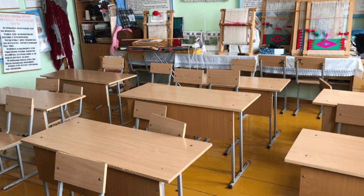 Пустые парты в одном из классов школы села Хубар. Скриншот фото "Молодежка" от 14.10.24, https://t.me/molodejka05/32488?single