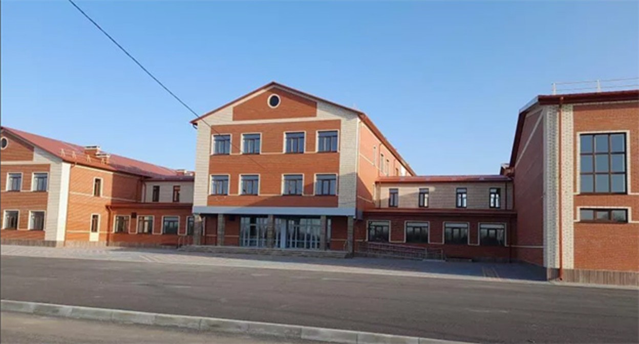 Школа МБОУ СОШ №4. Фото http://skola4aksy.com.ru/