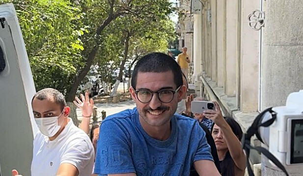 Бахруз Самедов у здания суда в Баку 5 сентября 2024 года. Скриншот со страницы журналистки Ульвии Али в Facebook (деятельность компании Meta, которая владеет Facebook, запрещена в России).
