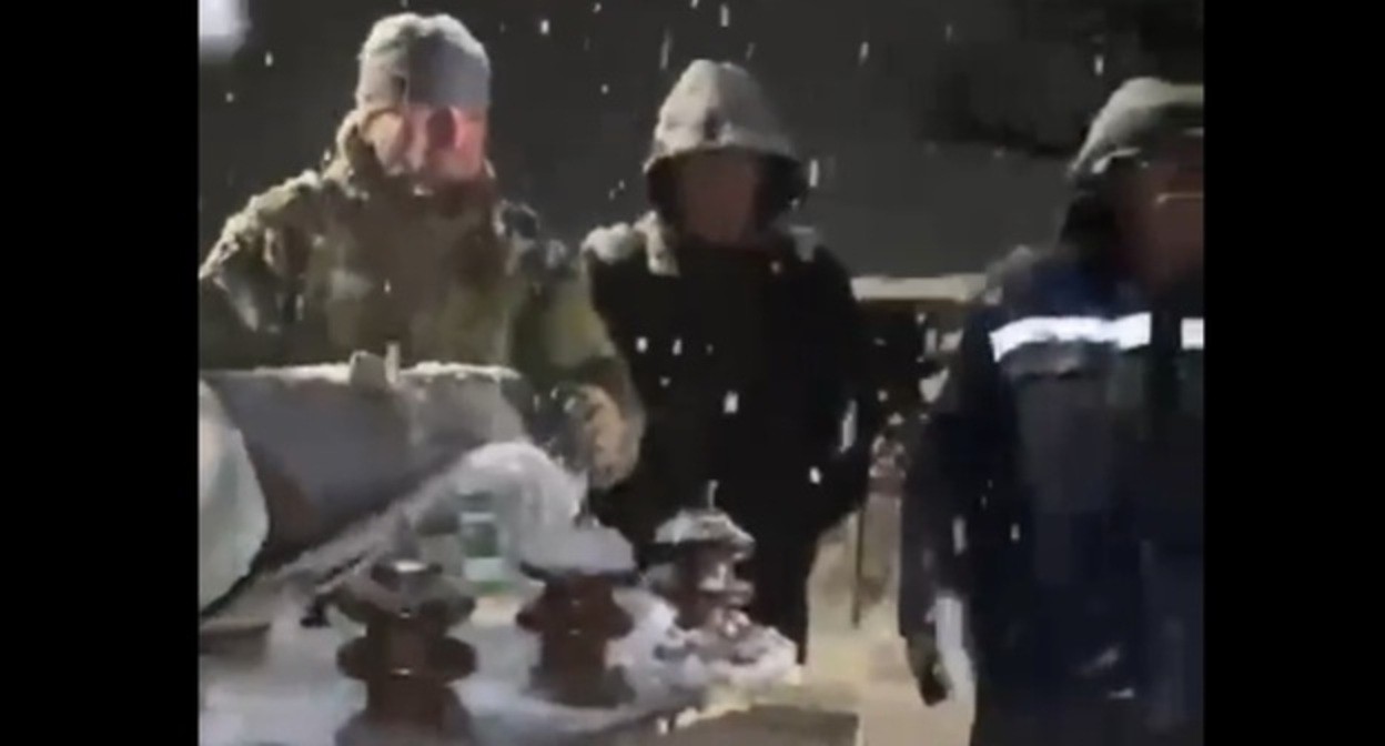 Жители Эрпели самостоятельно меняют трансформатор. Кадр видео https://vk.com/wall-74219800_2711083
