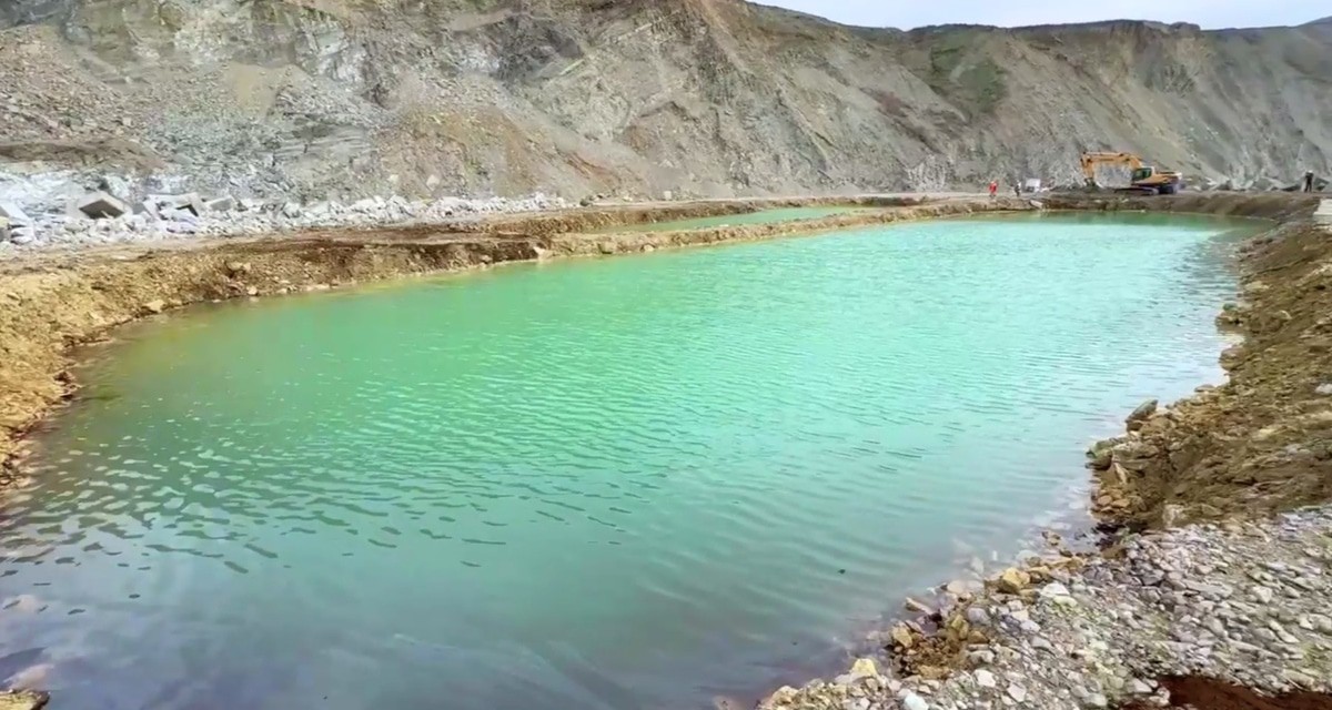 Искусственный водоем около мыса Панагия, где после крушения располагалась корма танкера. Кадр видео оперштаба Кубани https://t.me/opershtab23/12697