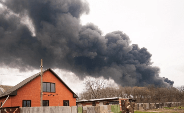 Дым от пожара на нефтебазе над станицей Кавказская. Скриншот фото Дарьи Паращенко / 93.RU от 22.03.25, https://93.ru/text/incidents/2025/03/22/75253928/.