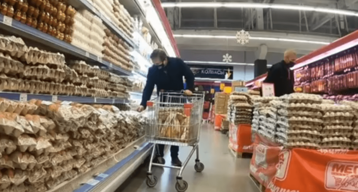 В магазине. Стоп-кадр видео c сайта "Первого канала", https://www.1tv.ru/news/2020-12-20/398810-v_produktovyh_magazinah_menyayut_tsenniki?nw=1608724249000
