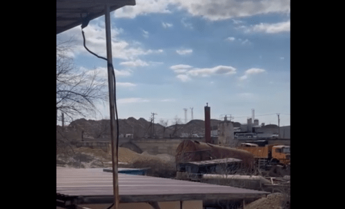 Горы песка на полигоне в хуторе Воскресенский. стоп-кадр видео из Telegram-канала "Экозащита КМВ" от 24.05.25, https://t.me/KMV_RF/11506.