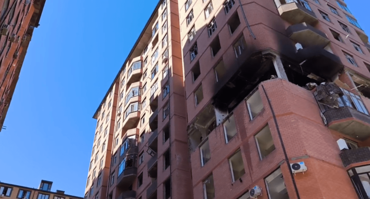 Обстановка на месте взрыва. Стоп-кадр видео из Telegram-канала Госжилинспекции Дагестана от 25.03.25, https://t.me/daggjird/7478?single.