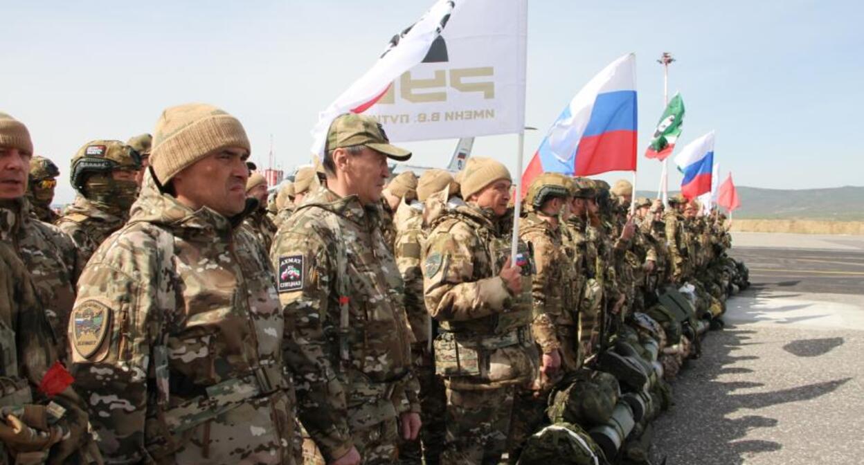 Группа бойцов перед отправкой в зону военной операции. Фото: Грозный Информ https://www.grozny-inform.ru/news/svo/170121/