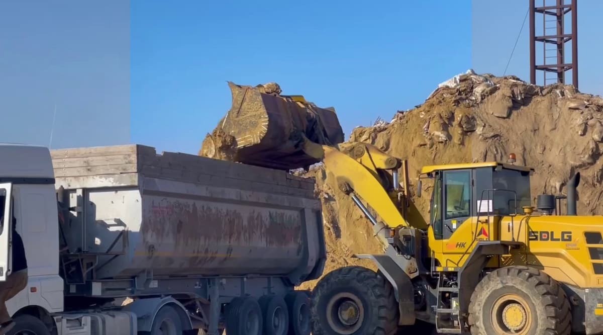 Вывоз с площадки временного хранения песка с мазутом. Фото t.me/opershtab23