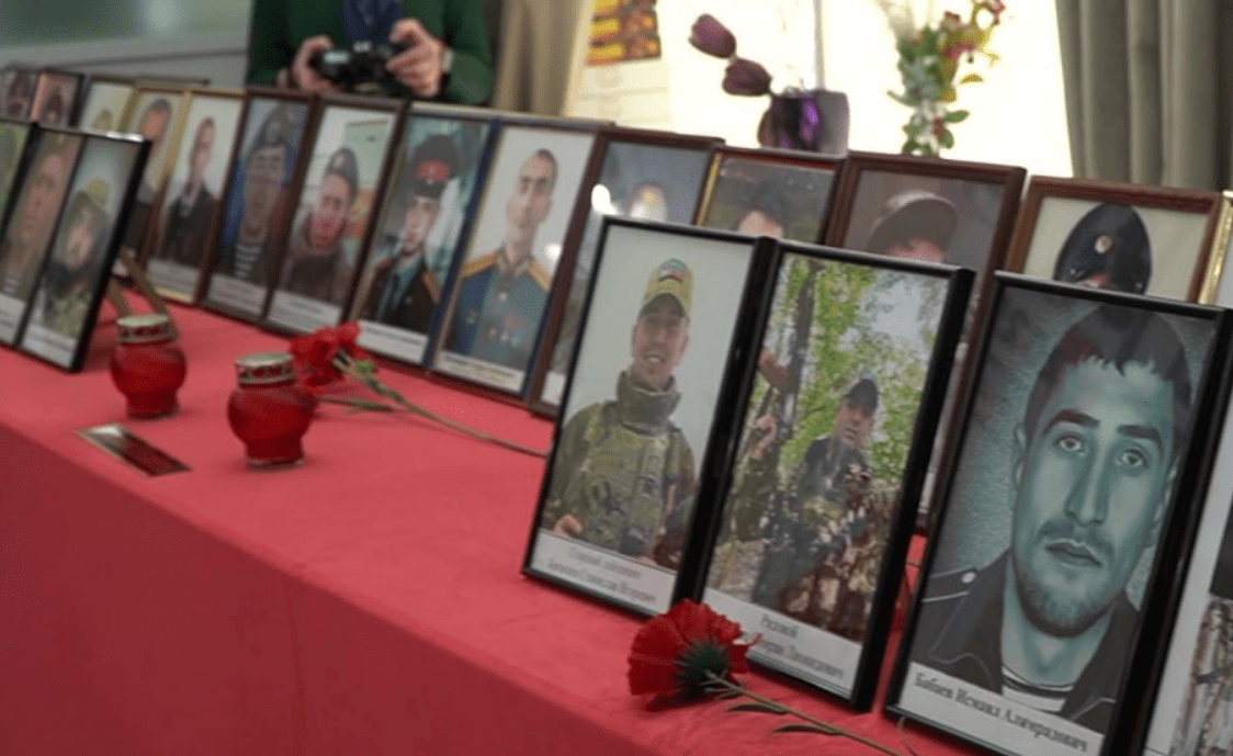 Портреты убитых бойцов. Скриншот фото из Telegram-канала администрации Каспийска от 27.03.25, https://t.me/admkasp/21487?single