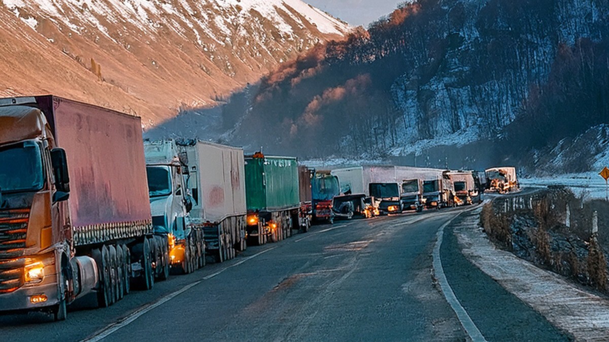 Очередь на горной дороге. Иллюстрация создана "Кавказским узлом" с помощью ИИ в программе Photoshop