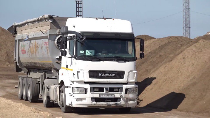 Самосвал с загрязненным песком. Кадр видео телеграм-канала Оперштаба Кубани https://t.me/opershtab23/13021