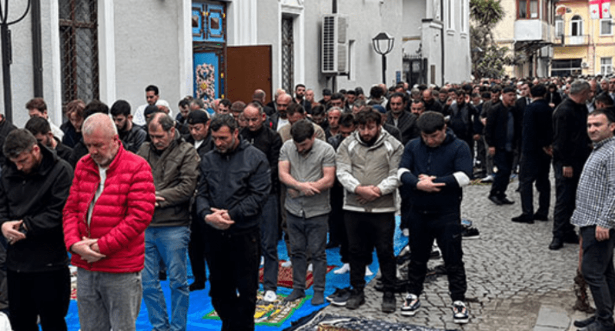 Мусульмане у мечети в Батуми. Скриншот фото "Нетгазети" от 30.03.25, https://ru.netgazeti.ge/67952/. 