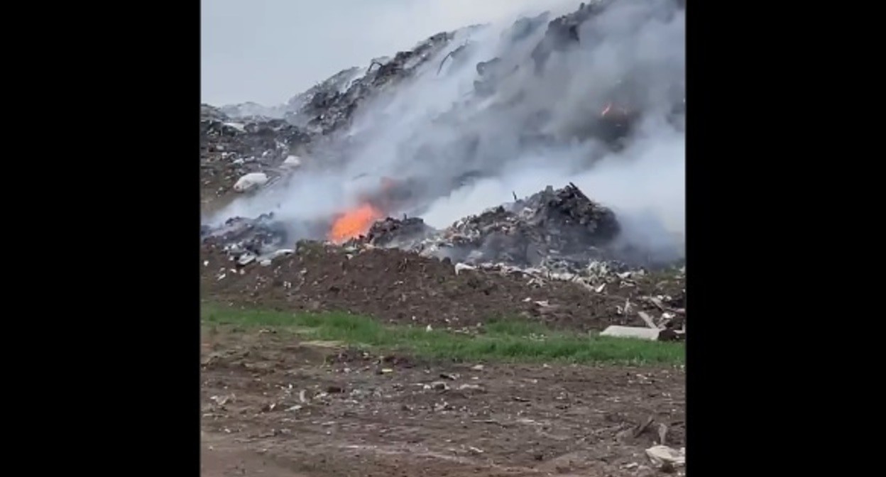 Возгорание на мусорном полигоне в Усть-Лабинском районе. Кадр видео из телеграм-канала администрации района https://t.me/ustlab_press_sektor/17873
