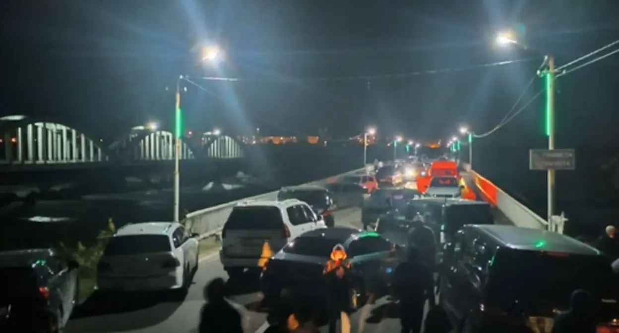 Скопление машин в Абхазии. Фото: "ЧП Абхазия" / T.me