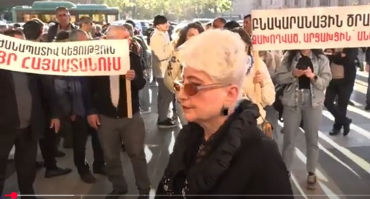 Протестная акция карабахских беженцев в Ереване. 3 апреля 2025 года. Стоп-кадр видео https://www.youtube.com/watch?v=fQZ0jG-2wvw