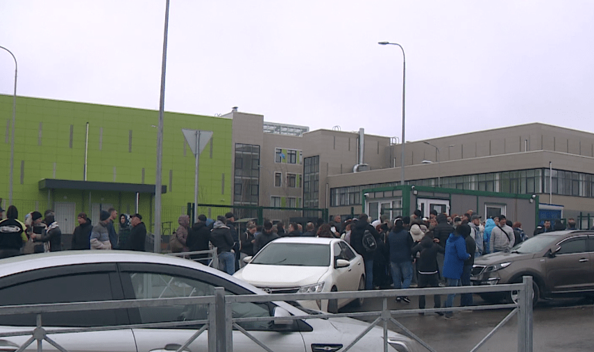 Очередь у школы имени Пахмутовой. Скриншот видео из Telegram-канала телекомпании "Волгоград 24" от 01.04.24, https://t.me/volgograd_24/28129