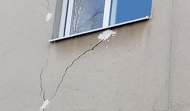 Трещина в доме на улице братьев Щукиных, 63/1. Скриншот фото администрации Владикавказа от 04.04.25, https://t.me/amsvld/12651.
