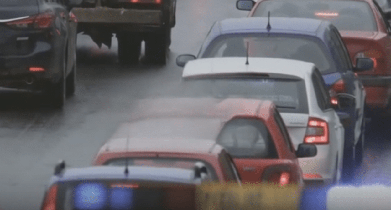 Автомобильная пробка. Стоп-кадр видео https://rutube.ru/video/10db0eac7cc4cb7f7aa6f635351cb0c0/.