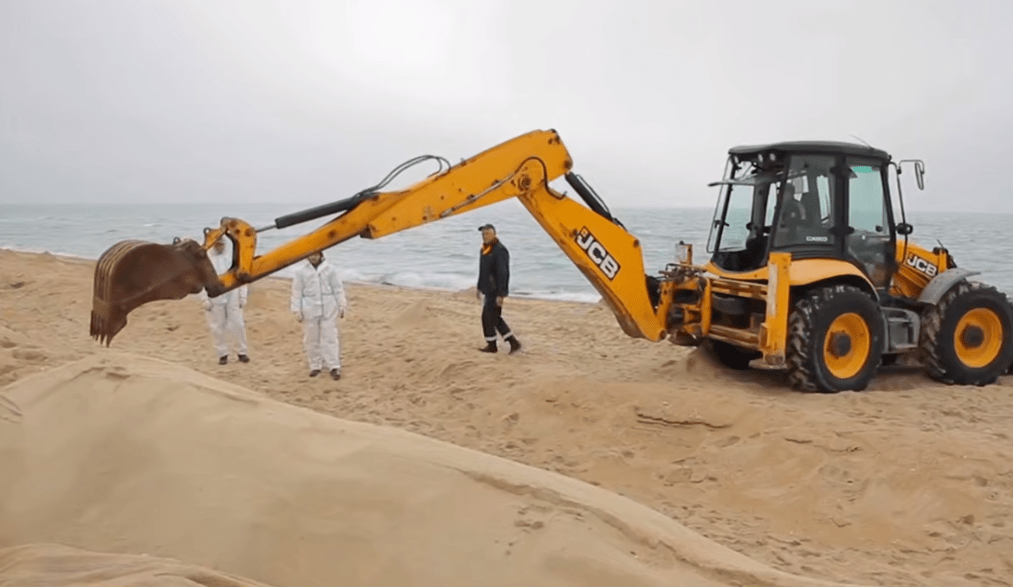 Уборка защитного вала на Бугазской косе. Стоп-кадр видео из Telegram-канала оперштаба от 06.04.25, https://t.me/opershtab23/13121