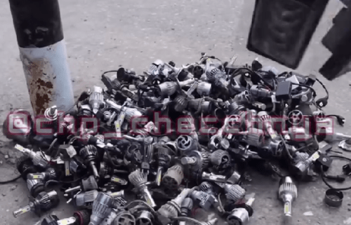 Изъятые у водителей лампы. Стоп-кадр видео из Telegram-канала "ЧП Грозный 95" от 03.04.25, https://t.me/chpgrozny_95/13371.